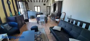 Chalet avec barbecue, terrasse et piscine | Vue jardin - Image 3