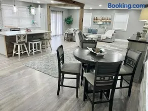 Rustic Chic in Charming Center Grove w Fenced Yard - Image 4