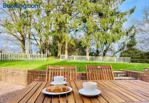 Log- burner, dog friendly- woodland views with walking trails and local pub on your doorstep! Popular walking trails nearby-Malvern Hills and the Brockhampton Estate- Peaceful village on the border of Hereford and Worcester - Image 2