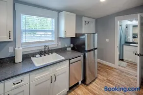 Quaint Cottage with Private Pool-Walk to Everything - Image 4