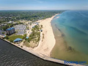 Benton Beach House 4 Bedrooms 3 Full Bathrooms Bike to Beach and St Joseph River Arcade Games Cornhole Firepit Grill - Image 4