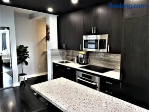 TVHR - Luxury Condos in Heart of Downtown with Breakfast - Image 1