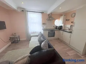 Lovely 1 Bed flat in high street - 4 min walk to beach- 300m - Image 3