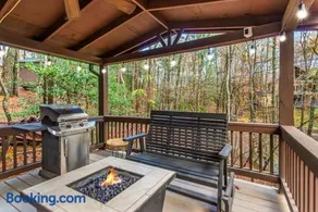 Cozy Treehouse Cabin in the woods with Firepit - Image 3