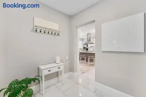 Hollywood Hideaway Luxe 3BR Escape - Image 5