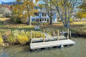 Waterfront Retreat with Private Dock and Fire Pit, Sleeps 8, Outdoor Dining, Spa-Style Primary, Gourmet Kitchen with Dual Dishwashers, Gas Fireplace, River Views, Bright Open Layout, Central AC, Perfect Coastal Escape for Families, 24 Hr Hospitality - Image 4