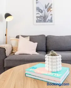 Stylish & Bright - 5star Location - 200m to the Sand! #18 - Image 4