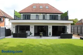 Modern Spacious House - Sleeps 16, Free Parking, Sun Terrace - Image 1