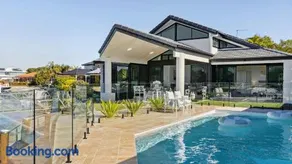 Ocean Starr - Glorious Views of the Clarence - Holiday Yamba - Image 3