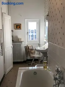 Beautifully renovated rooms on Place New York - Image 5
