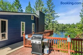 Lakefront Getaway For 4 with Swimming Kayaks and More - Image 4