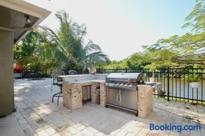 Riverfront Luxury Pool & Hot Tub fishing paradise near beaches Mets Stadium - Image 3