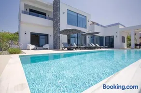 Luxury Villa Apeiro With Heated Pool in Plaka - Image 1