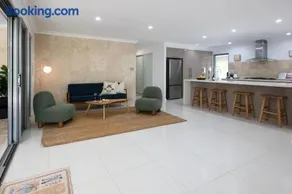Le Palmier - coastal charm minutes from the beach - Image 3