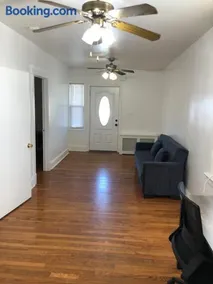 Private 2 bedroom and 1 bathroom house in a quiet area and convenient to NYC bus and train - Image 1