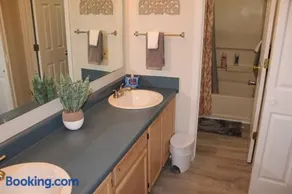 Cheerful 2-Bedroom, 2 bath with private parking - Image 2