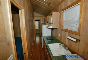 Arrowhead Camping Resort Deluxe Cabin 14 - Image 3