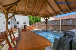 Seven Space - 7 Bedroom Home with Large Garden & Hot Tub - Image 2