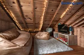 Cozy w Fire Pit Grill Deck Screened Porch WiFi - Image 3