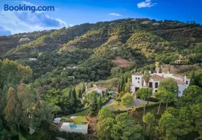 Paradisiacal Villa in Benahavís with Jacuzzi and Private Pool - Image 4