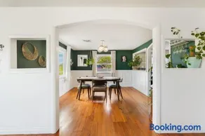 Charming Family-Friendly 2 Bedroom 1 Bathroom Retreat Near Astoria & Beach - Image 3