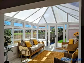 Modern townhouse with easy access to London - Image 5