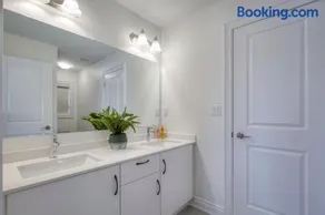 Unwind Here in a Stylish and Cozy Space - Image 2