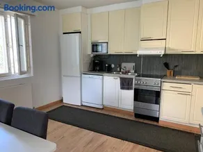 2BR big Apartment A8, free parking on the street - Image 3