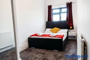 Sunny Beachside Apt with Free Parking - Image 3