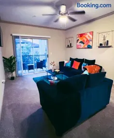Vibrant Oasis in the Heart of Midtown & Downtown - Image 2