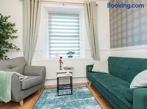3-Bed Home with Hot Tub, Sleeps 9,Parking - Image 2