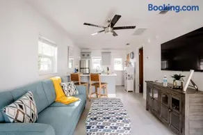 Walk Everywhere! 1-Bedroom Gem in Downtown Hub - Image 2