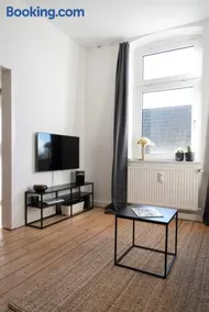 FeelsLikeHome - Schöne&zentral angebundene Altbauwohnung mit Parkplatz - Image 3
