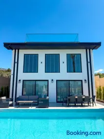 Elizabella Villa Luxury Spa Retreat in Nature with Heated Pool and Sauna - Image 3