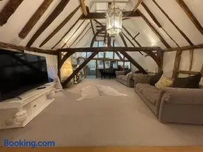 Charming Flat in the Heart of Castle Hedingham! - Image 3