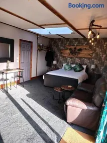 The Hideaway with hot tub - Image 4
