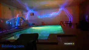 كوخ بتصميم مودرن وجاكوزي عالهواء الطلق بمساحات واسعه ومسبح اضافي - Image 2