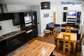 Academy Apartments By Elegance Stays - Image 3