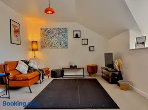 Modern 2 Bedroom Apartment Sleeps 5 - Free WiFi Free Parking - Image 3