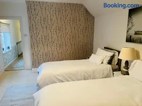 Entire 3 bedroom coach house - Image 5
