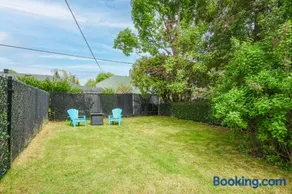 Stylish 2BR Apt with Private Yard - Image 2