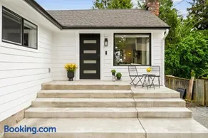 Fresh Renovated 4beds, 2baths Home Near SEA Airport & Light Rail - Image 2