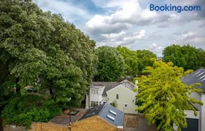 Bright Teddington Home Near River Walks - Image 3