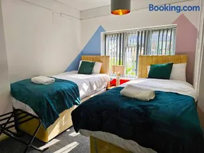 Group Stay with 3 Parking Spaces - Image 4