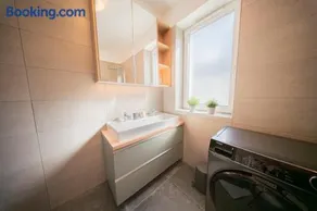 Luxury Lakeside Apartment - Image 3