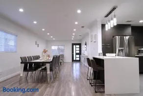 Stylish 3BR, 2BA Home , Sleeps 8 - King Bed, Firepit, Near Universal, SoFi - Image 4