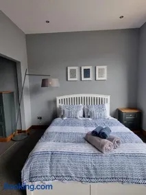Two Bedroomed Loft Apartment - The Old Drill Hall Ryde - Image 2
