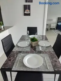 Stylish 1-Bedroom Getaway Apt- pool & gym - Image 2