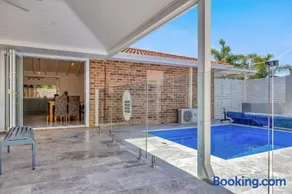 Coastal Poolside Retreat - Image 4