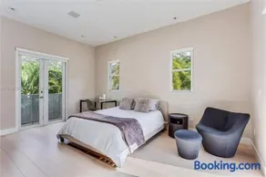 Villa Roxi, Chic 5BR Hideaway with Pool in Coconut Grove - Image 3